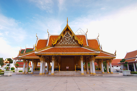 泰国建筑 拉特沙纳达瓦 洛哈普拉萨特黄色晴天阳光胜地瓷砖旅游瓦片日子吸引力景点背景图片