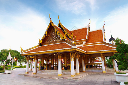 泰国建筑 拉特沙纳达瓦 洛哈普拉萨特瓷砖日子吸引力景点黄色阳光晴天房顶旅游胜地背景图片