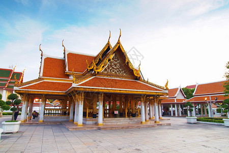 泰国建筑 拉特沙纳达瓦 洛哈普拉萨特瓦片晴天寺庙日子吸引力黄色房顶胜地瓷砖阳光背景图片