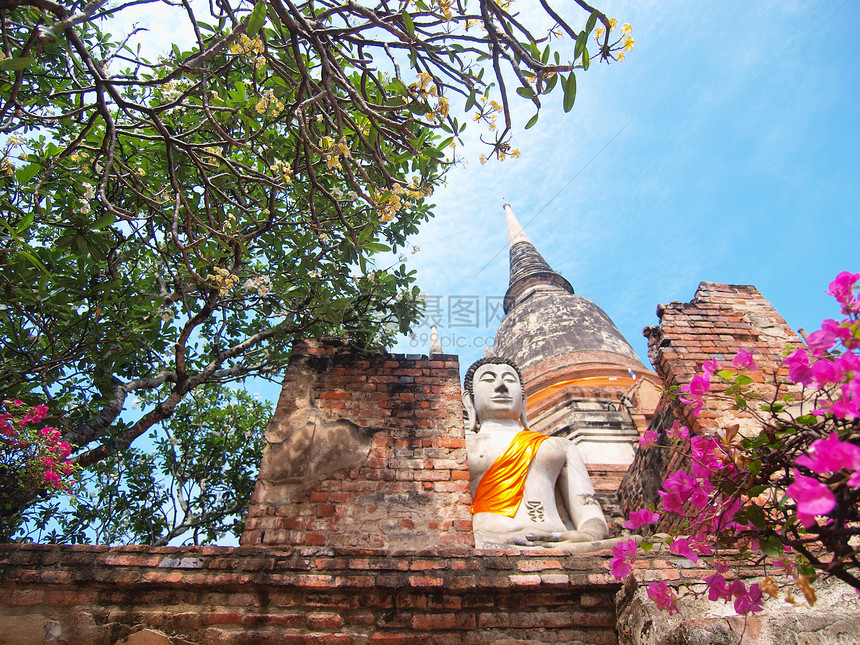 泰国的佛像连体建筑学雕像佛塔遗产精神宗教旅行天空寺庙图片