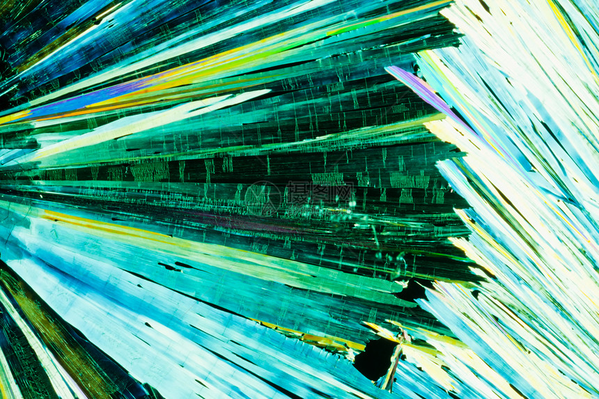 极化光下的铀或碳氨化物晶体尿素水晶养分彩虹摄影显微镜手性微晶魔法肥料图片