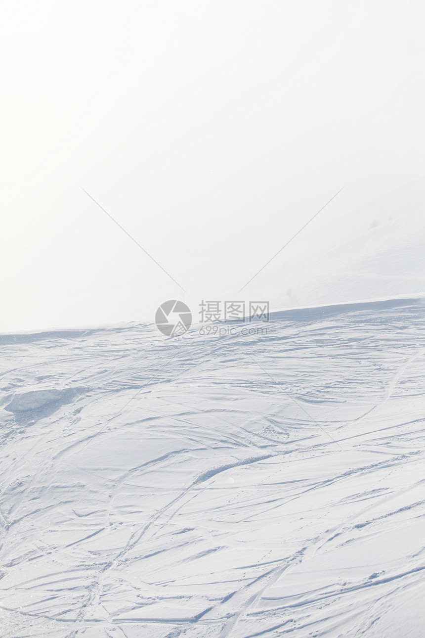 雪上滑雪痕迹小路粉末踪迹云杉曲线娱乐季节运动蓝色冻结图片