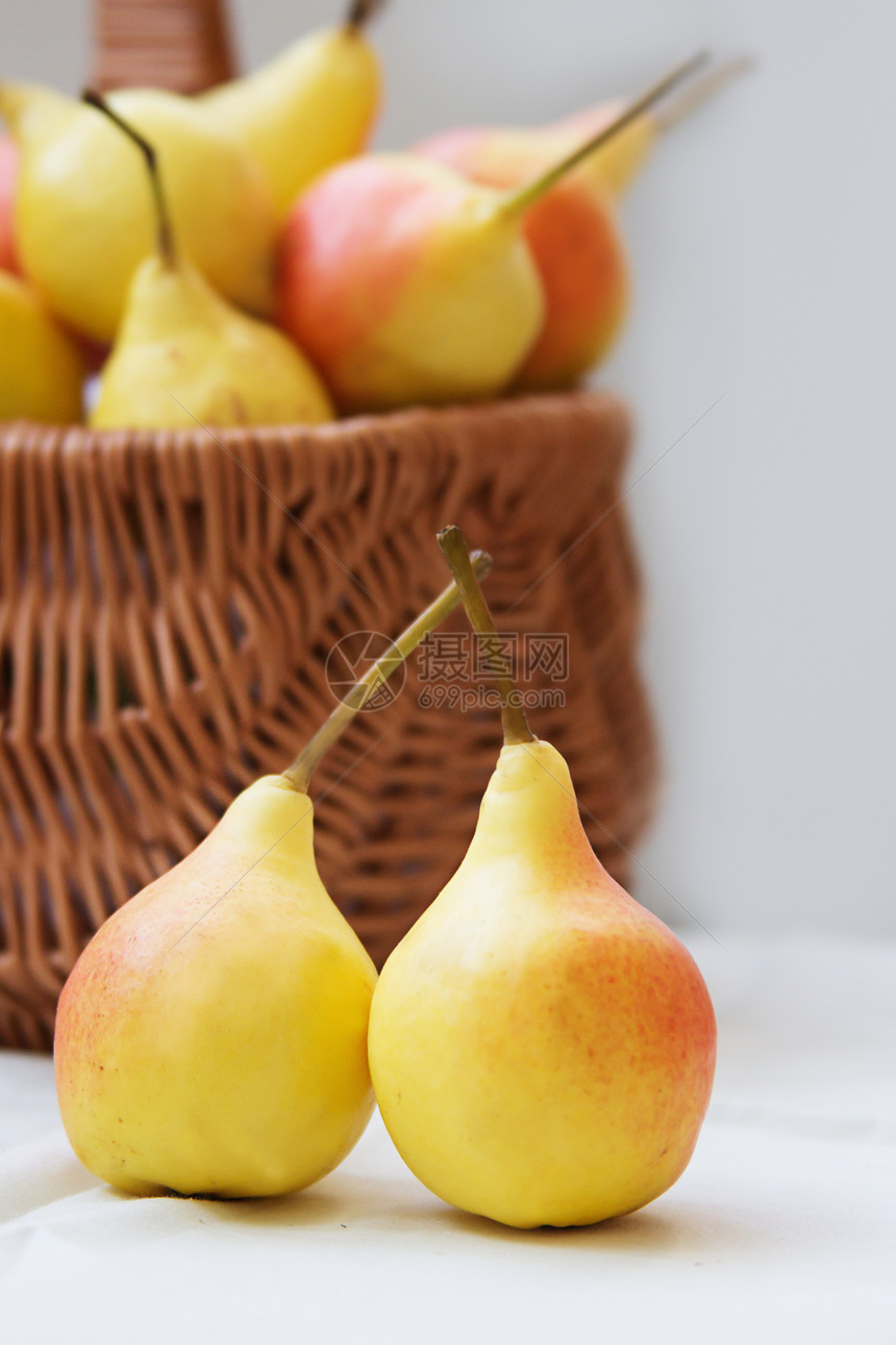 一些篮子里的黄梨子图片