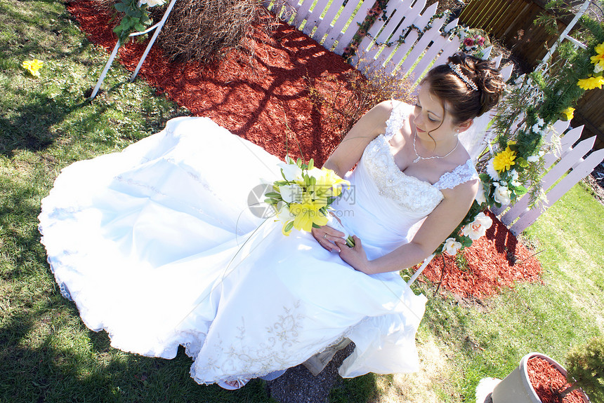 新娘和她的鲜花头发白色花朵手臂婚礼裙子庆典已婚新人女性图片