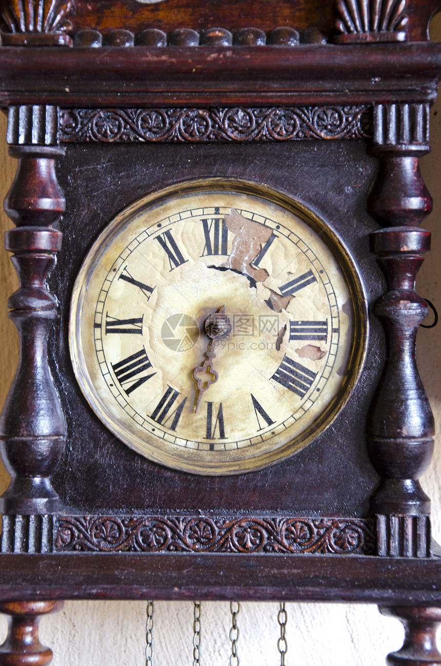 古董和破碎的木时钟拨号图片
