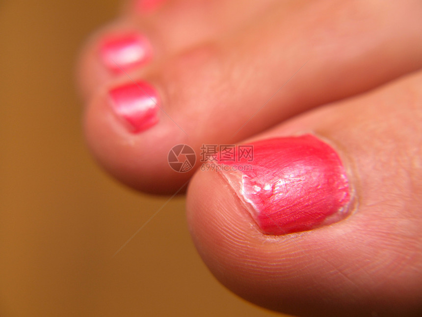 粉红色指甲涂漆 脚上 脚下图片