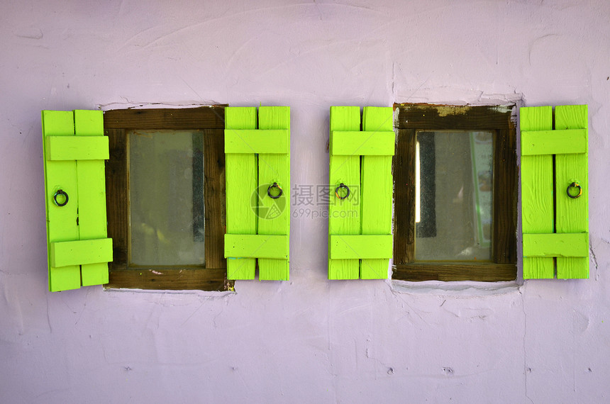 旧的打开窗口房子艺术木头绿色玻璃窗户紫色历史性古董公寓图片
