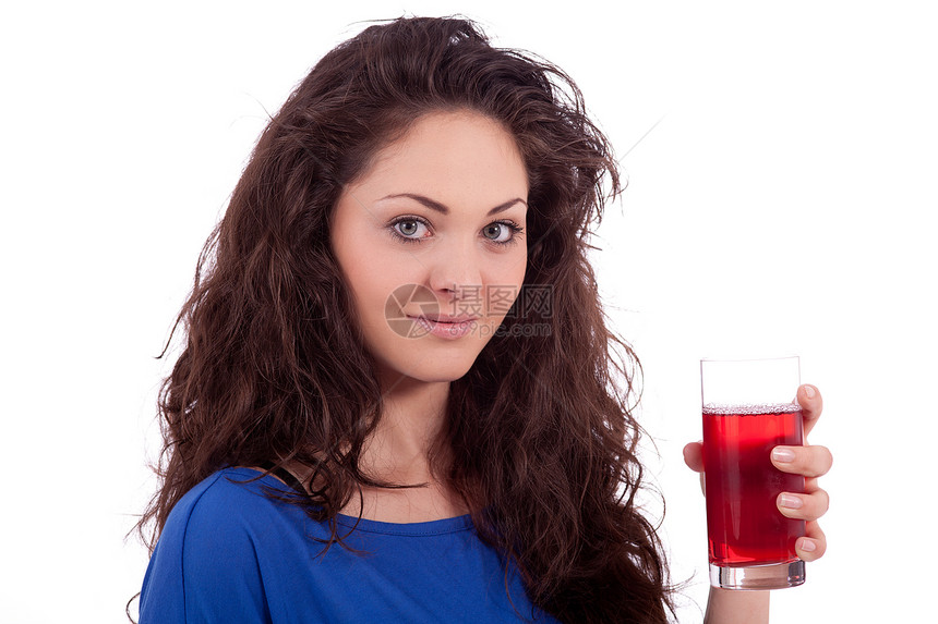 美丽的 笑着脸色的黑发美女 喝着红果汁幸福活力成人食物女孩女性玻璃饮料液体饮食图片