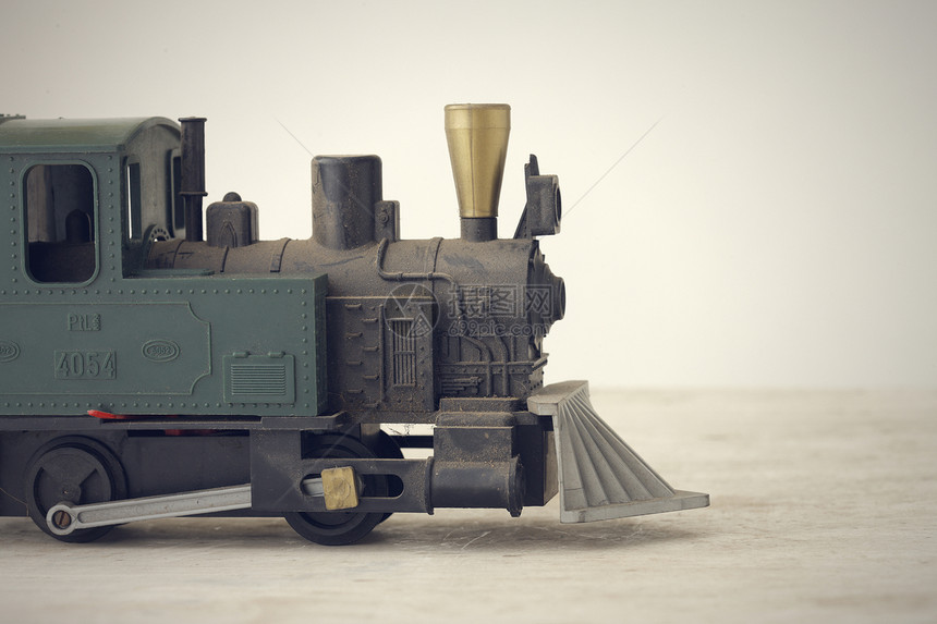 玩具火车引擎机车复古风格尘土铁轨运输人工模型意象图片