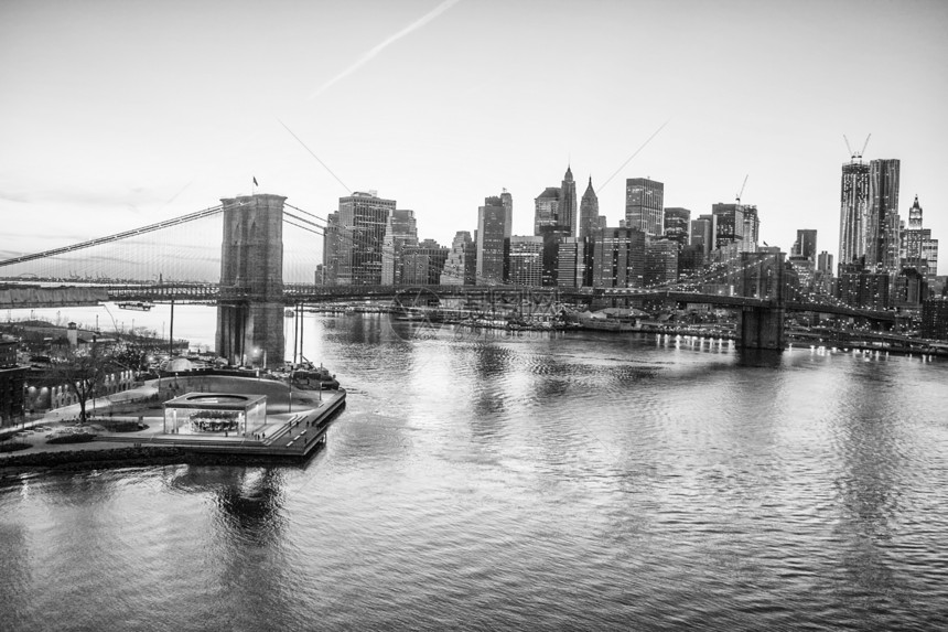 曼哈顿日落时纽约市桥城市建筑天空商业市中心建筑学旅行蓝色电缆全景图片