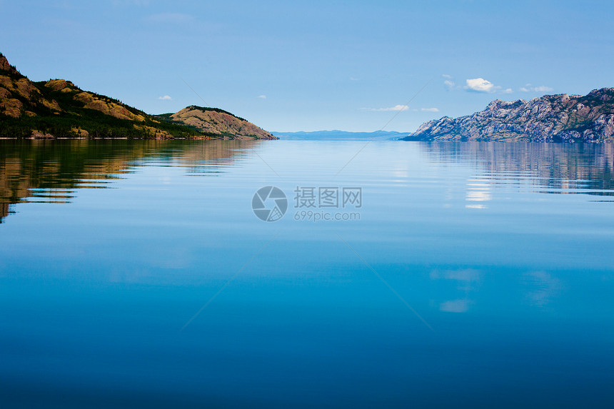 大湖Laberge湖育空的加拿大寒冷的夏季日图片