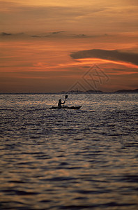 日落时在海上的客人皮艇高清图片