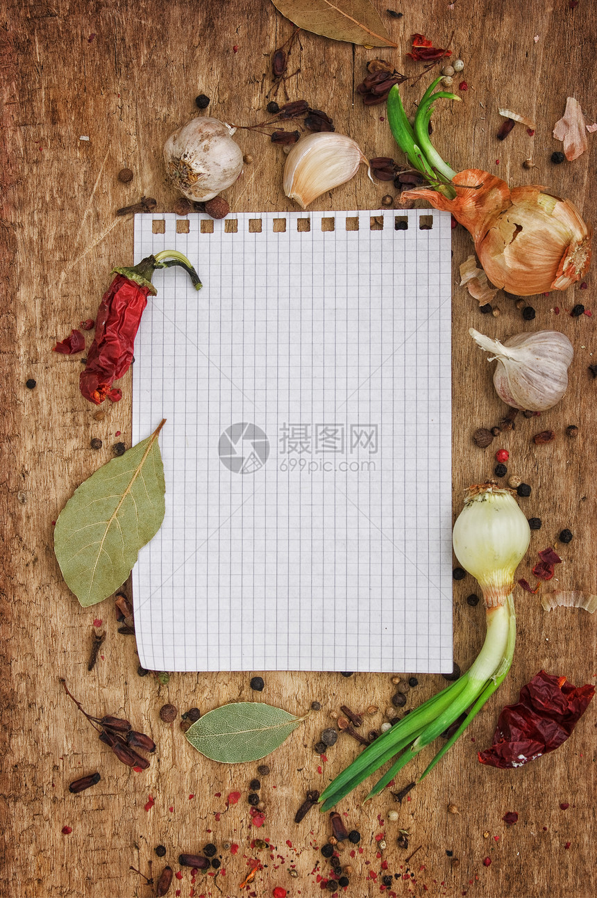 用笔记本写配香料的食谱木板调味品胡椒蔬菜叶子厨房味道食物香菜菜单图片