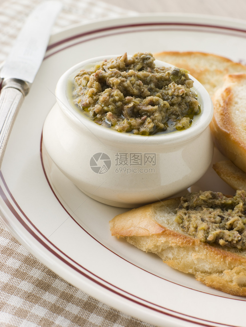 绿色橄榄塔佩纳德 加烤面包面包食物刀具食品厨房用具野餐蔬菜餐具烹饪美食图片