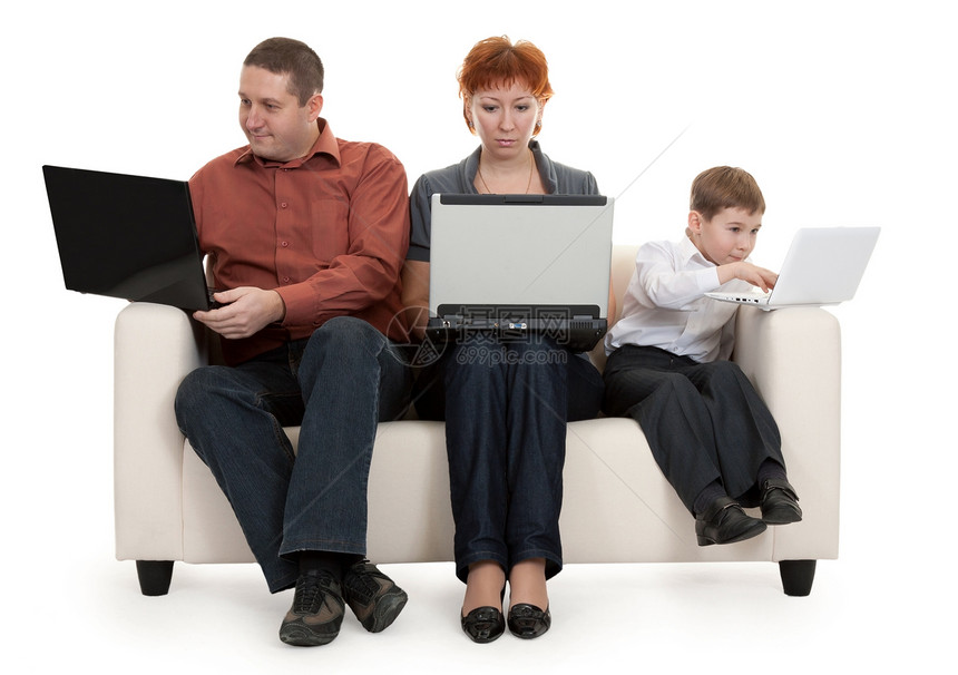 父亲 母亲和儿子妈妈乐趣女性爸爸沙发家庭微笑互联网女士成人图片