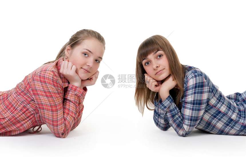 两个年轻的年轻美少女朋友们女性说谎女朋友女孩白色友谊学生头发女孩们图片