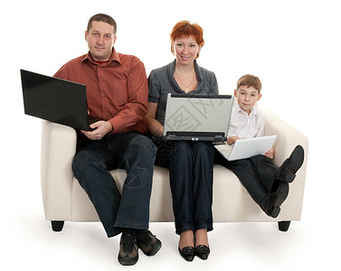带笔记本电脑的父母和儿子爸爸高清图片素材