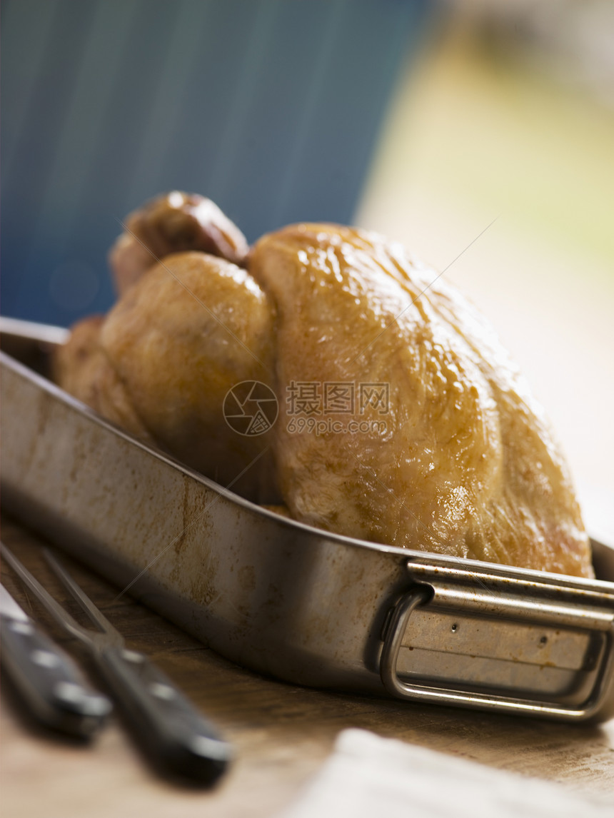 烤鸡笼中的烤鸡厨房午餐刀具晚餐家禽食谱食物平底锅托盘用具图片