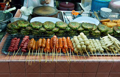 亚洲街头食品盘 配有斜面条的亚洲街餐高清图片