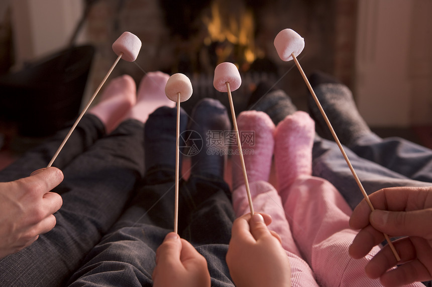 脚在有棉花糖的壁炉加热季节父亲团结兄弟夫妻女子孩子中年女士棉花图片
