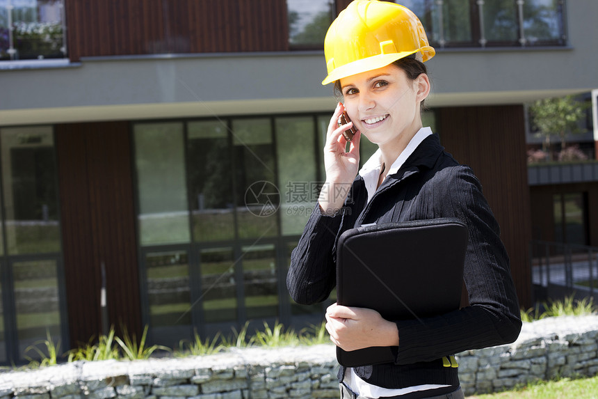 年轻女性有电话的建筑工程青年展示帽子蓝色手机顾问职业工人讲话专家头盔图片