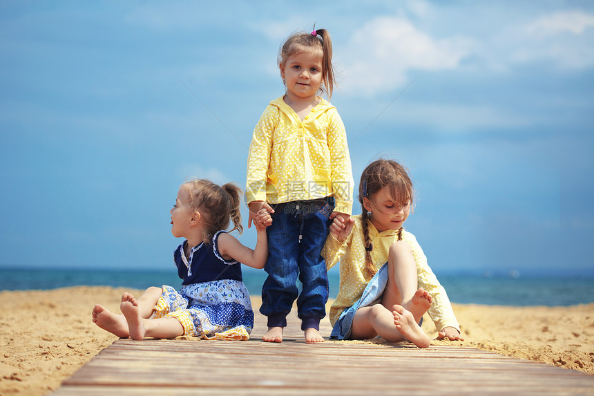儿童朋友们友谊闲暇姐妹婴儿家庭海滩孩子们衣服蓝色图片