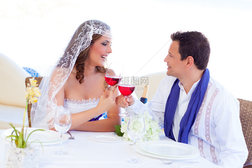 婚礼那天的夫妻们 用红酒欢呼图片