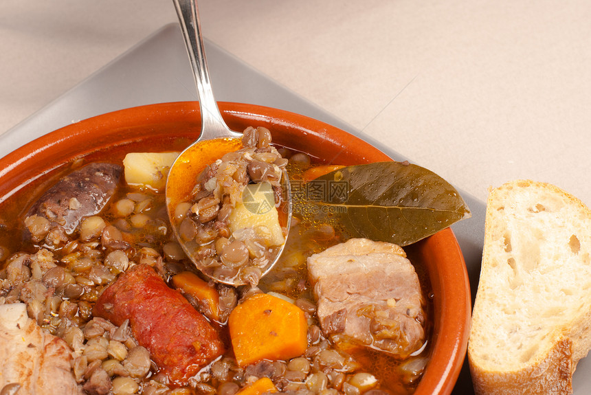 西班牙西扁豆炖美食香肠豆类服务陶罐猪肉蔬菜肋骨水平乡村图片