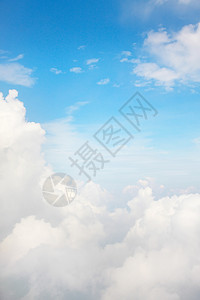 云和蓝色的天空阳光白色背景图片