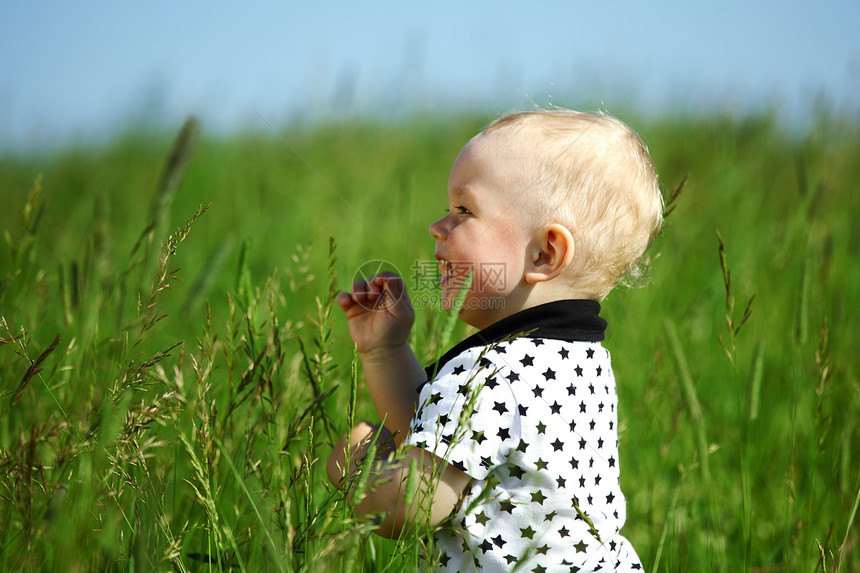 青草中的男孩天空乐趣幸福儿子婴儿草地生活孩子眼睛木头图片