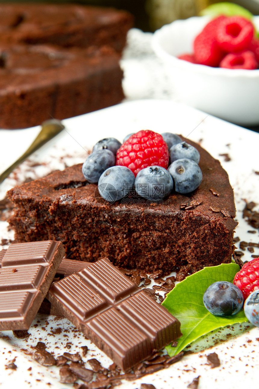 巧克力蛋糕 带鲜莓果育肥餐厅蛋糕玫瑰花水果巧克力盘子覆盆子烹饪浆果图片