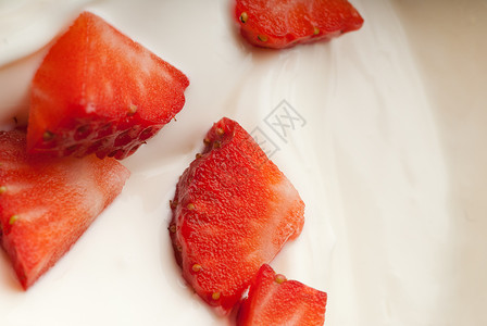 漂浮草莓味道甜点奶油状沙漠营养鞭打白色奶制品奶油酸奶背景图片