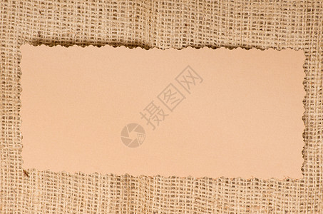 天然覆布上的旧纸标签商业棉布销售接缝硬化帆布麻布纺织品棕褐色市场背景图片
