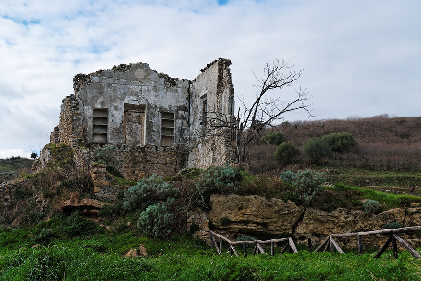 农村景观中的农庄废墟农场岩石爬坡房子天空蓝色衬套地平线场地植被图片