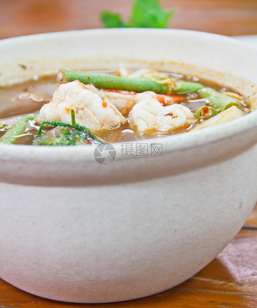 热和酸虾享受美食胡椒活力草本植物海鲜盘子传统香料午餐图片