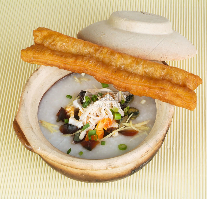 Porridge Porridge壁炉 在粘土锅中服役稀饭味道早餐洋葱饼干盘子猪肉盐渍竹子食物图片