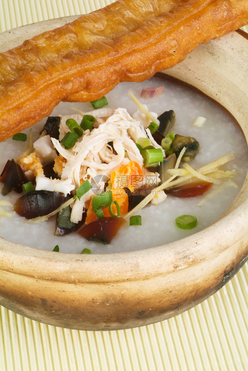 Porridge Porridge壁炉 在粘土锅中服役猪肉砂锅美食饼干盘子早餐点心饮食竹子菜单图片