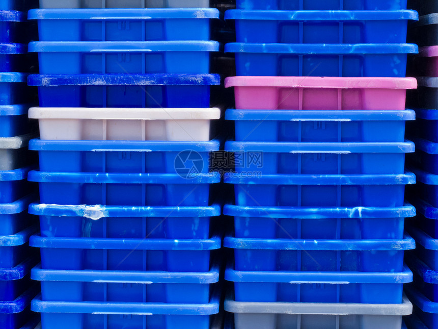 空的多彩塑料渔用容器堆贮存运输包装货运商业船运收藏零售生产货物图片
