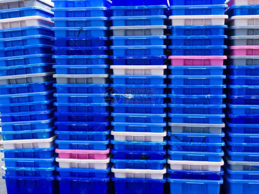 空的多彩塑料渔用容器堆蓝色市场回收案件盒子货运零售收藏商业包装图片