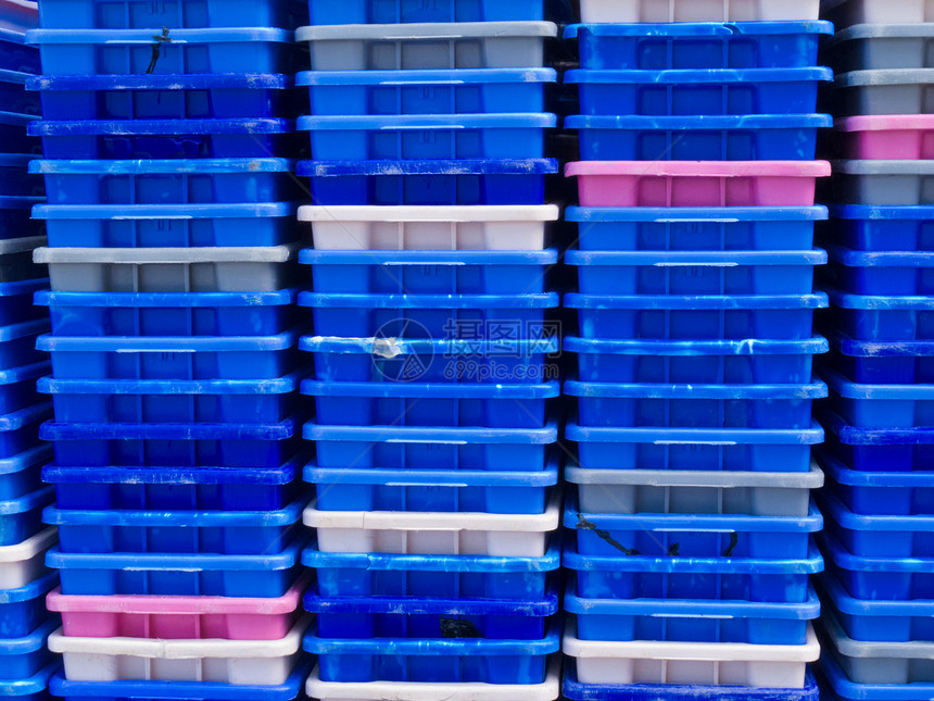 空的多彩塑料渔用容器堆收藏市场回收船运货物运输盒子渔业货运零售图片