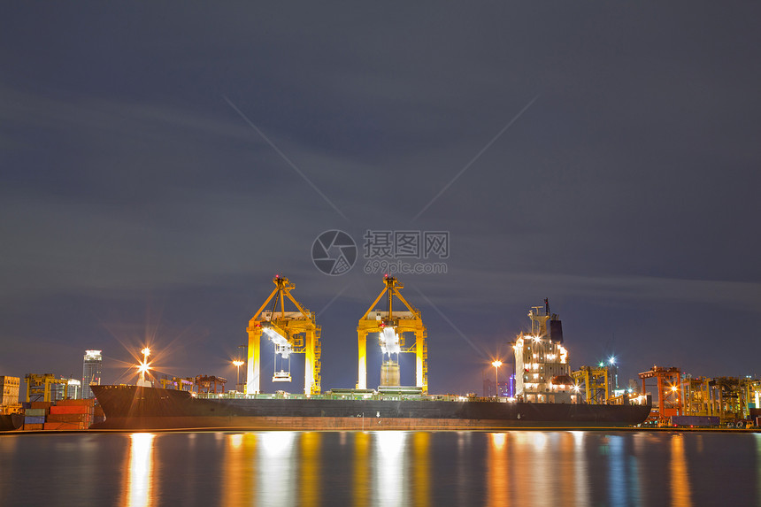 货运货船码头贮存龙门架港口油船卸载城市蓝色进口货物图片