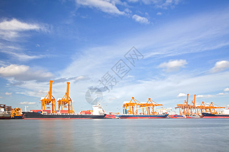 货船油船货运衬垫起重机船运运输商业城市货轮蓝色背景图片
