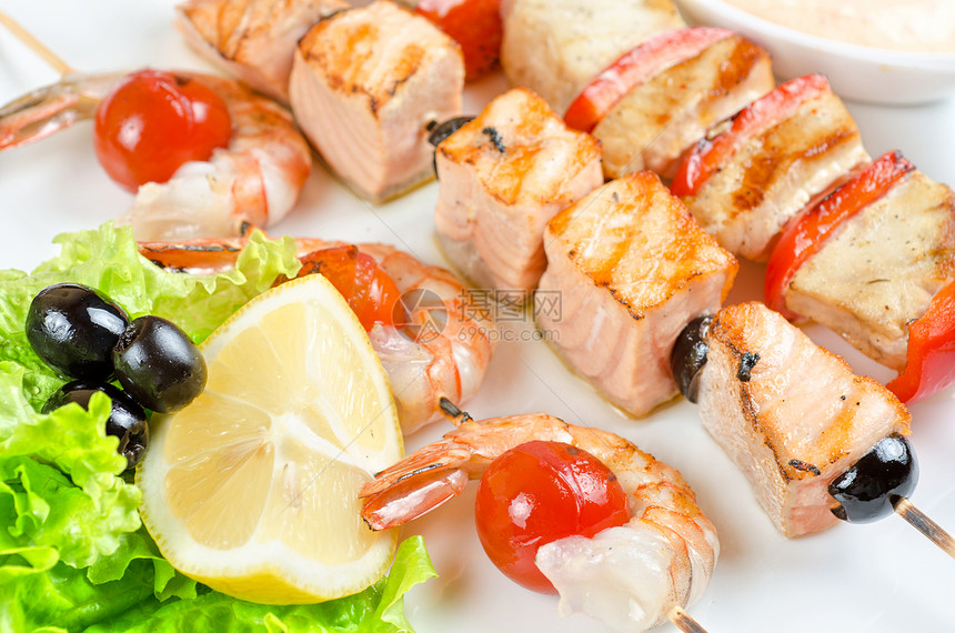 烤鲑鱼和虾油炸美食沙拉柠檬食物宏观海鲜胡椒盘子蔬菜图片