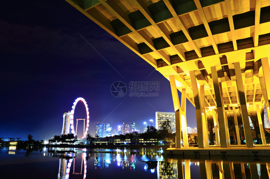 新加坡夜间城市和桥面码头商业地标建筑中心车轮天空蓝色金融景观图片