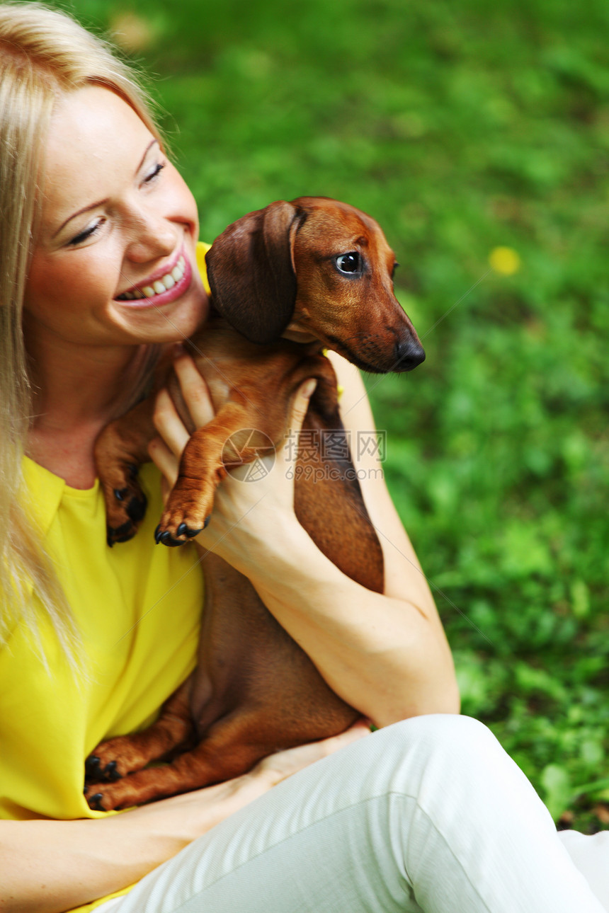 在她的怀里 有达赫松德的女子成人宠物拥抱小狗眼睛女性头发金发哺乳动物犬类图片