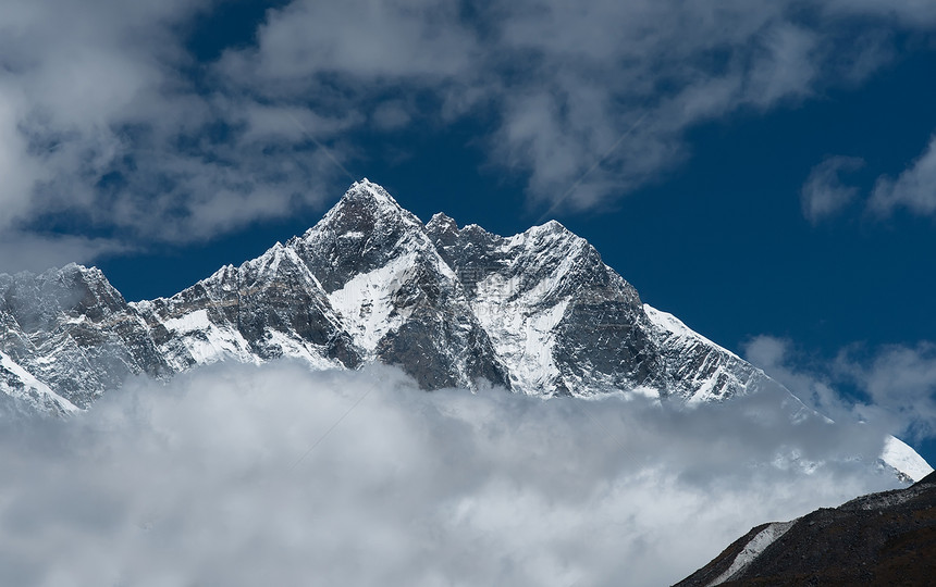 喜马拉雅的Lhotse Lhotse Shar山峰和云天图片