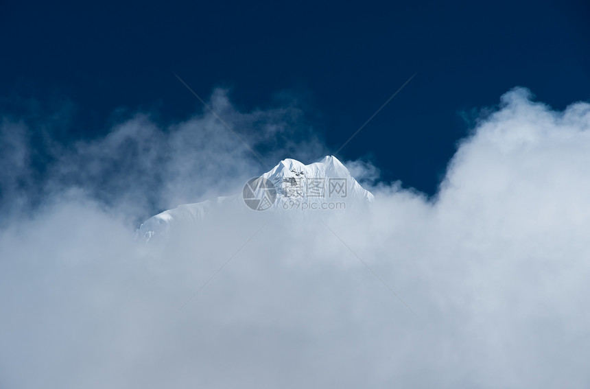 喜马拉雅山云中隐藏的山峰图片