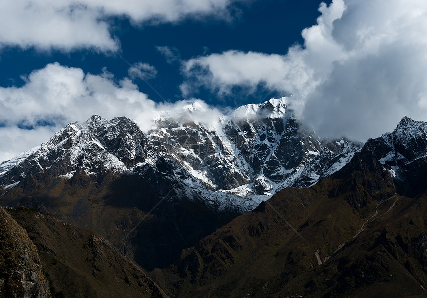 喜马拉雅山的冰雪山峰和云图片