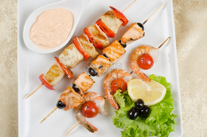 烤鲑鱼和虾叶子宏观竹子美食柠檬胡椒草药用餐沙拉食物图片
