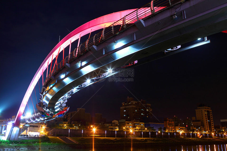 湖边桥的夜视戏剧性穿越旅行反射曲线运输镜子蓝色街道天空图片